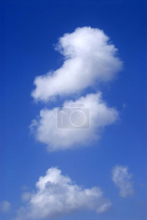 Foto de Nubes blancas y cielo azul en Bombay Mumbai, Maharashtra, India - Imagen libre de derechos