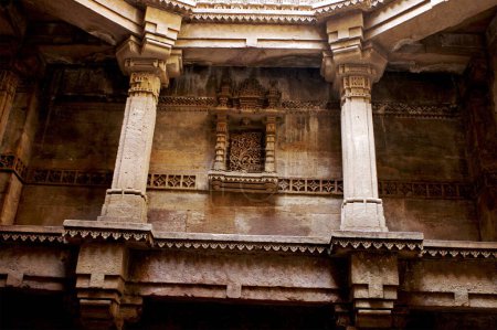 Téléchargez les photos : Adalaj Vava étape bien merveille architecturale construite par la reine Rudabai Site du patrimoine maintenu par le département archéologique, Ahmedabad, Gujarat, Inde - en image libre de droit
