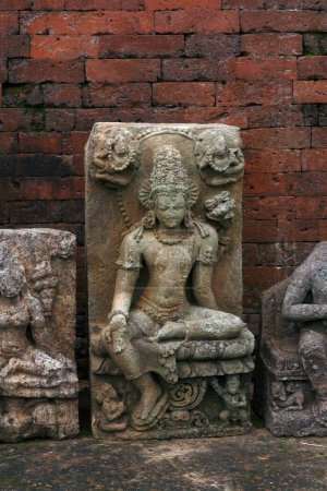 Téléchargez les photos : Statue en ruine dans le patrimoine site fouillé bouddhiste, Udayagiri, Orissa, Inde - en image libre de droit