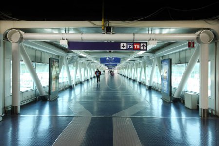 Téléchargez les photos : Pont reliant le métro romain à l'aéroport Rome Italie - en image libre de droit