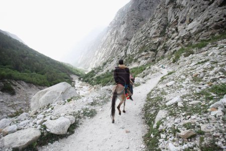 Foto de Un Trekker en camino Gangotri Uttarakhand India Asia - Imagen libre de derechos