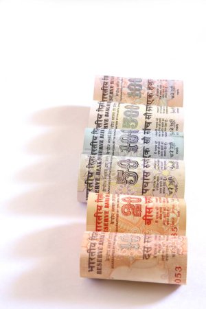 Concepto, crecimiento moneda india diez veinte cincuenta rupias con un quinientos mil en fila