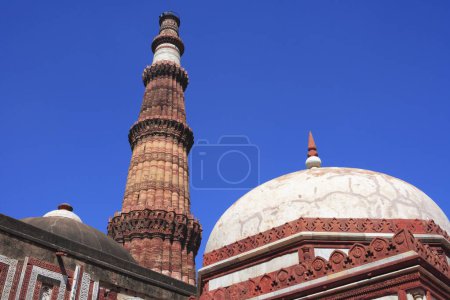 Foto de Alai Darwaza, Imam Zamins tumba y Qutab Minar construido en 1311 torre de arenisca roja, Delhi, India Patrimonio de la Humanidad por la UNESCO - Imagen libre de derechos