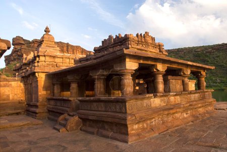 Téléchargez les photos : Temples de Bhutanatha près de la rive orientale de l'ancien réservoir d'Agasthya tirtha à Badami, Karnataka, Inde - en image libre de droit