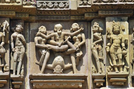 Téléchargez les photos : Khajuraho mithuna couples sur le mur du temple lakshmana madhya pradesh Inde - en image libre de droit