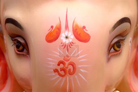 Téléchargez les photos : OM symbole peint sur le front de l'idole du seigneur Ganesh éléphant tête dieu, festival Ganpati à Lalbaug, Bombay Mumbai, Maharashtra, Inde - en image libre de droit