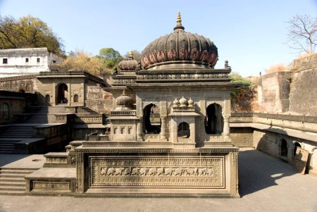 Wunderschön gebaute Chhatri in Maheshwar Tempelanlage am Ufer des Narmada Flusses, Madhya Pradesh, Indien