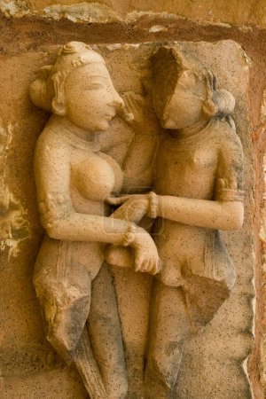 Téléchargez les photos : Sculpture érotique du temple Khandariya Mahadev à Khajuraho, Madhya Pradesh, Inde - en image libre de droit