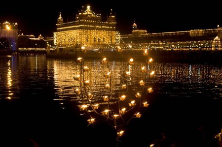 Erleuchteter Harimandir Sahib swarn mandir oder goldener Tempel während des Dussera-Festes, Amritsar, Punjab, Indien
