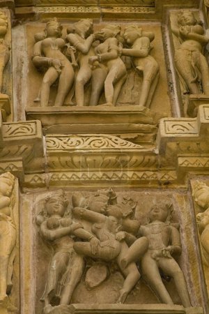 Foto de Escultura erótica de imágenes tántricas disfrute físico y belleza del amor Templo Khandariya Mahadev en Khajuraho, Madhya Pradesh, India - Imagen libre de derechos