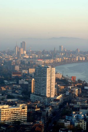 Téléchargez les photos : Vue aérienne du centre de Mumbai à l'heure du soir montrant Collier et bâtiment Marine drive Queens, Bombay Mumbai, Maharashtra, Inde - en image libre de droit