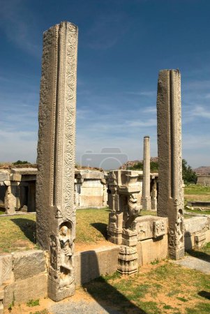 Columnas inacabadas cerca del templo de Vitthala en Hampi, Karnataka, India