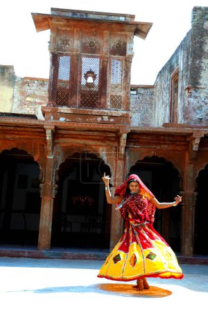 Téléchargez les photos : Femme Rajasthan exécutant la danse de fantôme dans haveli, Rajasthan, Inde - en image libre de droit