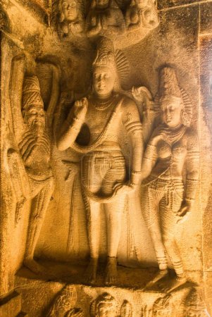 Bajorrelieve en el templo cueva Ravanaphadi en Aihole, Karnataka, India