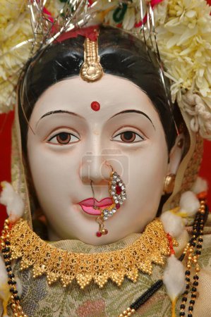 Téléchargez les photos : Idole de la déesse Gauri pendant le festival Ganesh ganpati, Thane, Maharashtra, Inde - en image libre de droit