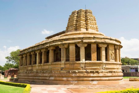 Téléchargez les photos : Temple Durga ou forteresse à Aihole, Karnataka, Inde - en image libre de droit