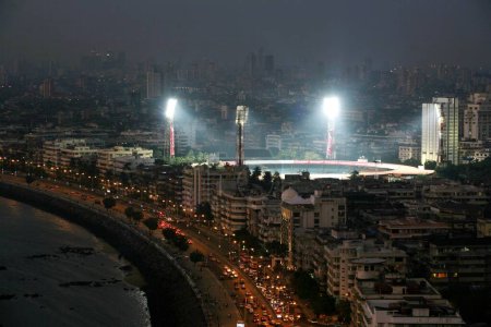 Téléchargez les photos : Vue aérienne de la promenade Marine et du stade Wankhede la nuit, Bombay maintenant Mumbai, Maharashtra, Inde - en image libre de droit
