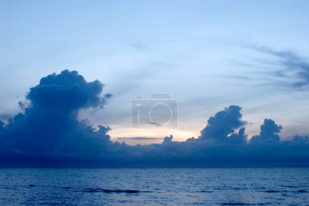 Téléchargez les photos : Lever de soleil coloré derrière la formation dramatique de nuages Palk Bay, Ramehswaram, Tamil Nadu, Inde - en image libre de droit