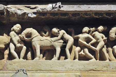 Foto de Esculturas eróticas en templos lakshmana Khajuraho madhya pradesh india - Imagen libre de derechos