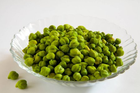 Granos, legumbres verde fresco unpeel garbanzos hara chana cicer arietinum en tazón