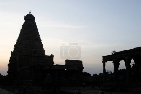 Téléchargez les photos : Gopuram de Brihadeshwara temple en silhouette dédié au seigneur Shiva, Thanjavur, Tamil Nadu, Inde Patrimoine mondial de l'UNESCO - en image libre de droit