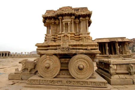 Téléchargez les photos : Char décoré en pierre dans la cour du temple Vithala, Hampi, Karnataka, Inde - en image libre de droit