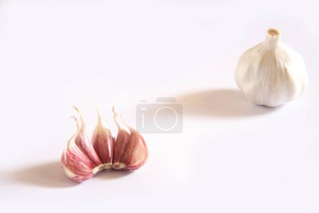 Foto de Especias indias, bulbos de ajo y clavos Lahsun Allium sativum sobre fondo blanco - Imagen libre de derechos