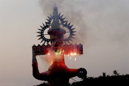 Foto de Cara de demonio Ravana con fuegos artificiales en Dussera dusera Festival - Imagen libre de derechos