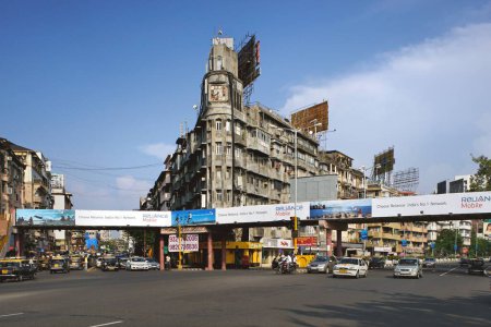 Téléchargez les photos : Héritage Bâtiment art déco avec tour d'horloge entre deux routes, Chowpaty, Bombay Mumbai, Maharashtra, Inde - en image libre de droit
