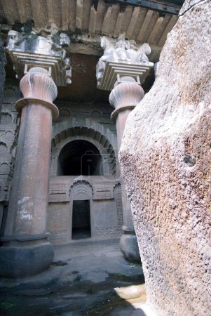 Téléchargez les photos : Entrée de la grotte rocheuse Bedsa datant du IIe siècle av. J.-C., District Pune, Maharashtra, Inde - en image libre de droit