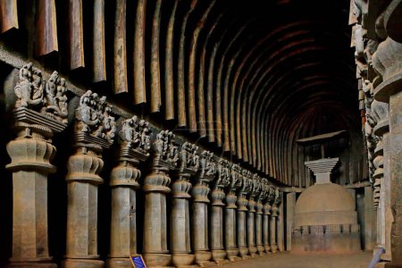 Téléchargez les photos : Piliers décoratifs et stupa bouddhiste dans les grottes de Karla au 2ème siècle avant JC , Lonavala, Maharashtra, Inde - en image libre de droit