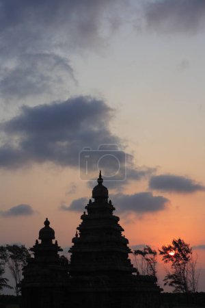 Foto de Salida del sol en el templo Shore dedicado a los dioses Vishnu y Shiva construido c. 700 _ 728, Mahabalipuram, Distrito Chengalpattu, Tamil Nadu, India Patrimonio de la Humanidad por la UNESCO - Imagen libre de derechos