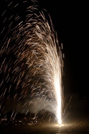 Téléchargez les photos : Feu d'artifice allumé pour célébrer le festival Diwali deepawali à Marine Drive, Bombay Mumbai, Maharashtra, Inde - en image libre de droit