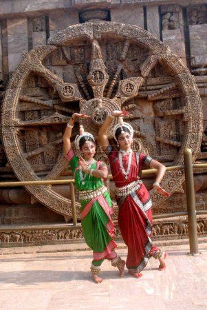 Téléchargez les photos : Danseurs exécutant la danse traditionnelle classique odissi au temple Konarak Sun, Konarak, Orissa, Inde - en image libre de droit