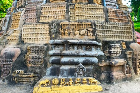Téléchargez les photos : Statues de Bouddha au temple Mahabodhi, Bodhgaya, Bihar, Inde Patrimoine mondial de l'Unesco - en image libre de droit