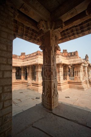Foto de Columnas decorativas talladas en el templo vitthal, Hampi, Karnataka, India - Imagen libre de derechos