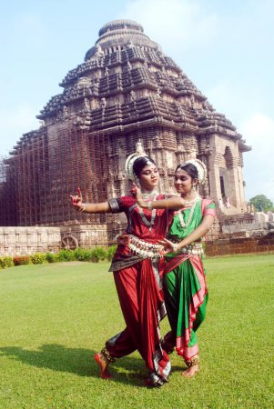 Foto de Bailarines realizando danza odissi tradicional clásica en Konarak Sun temple, Konarak, Orissa, India - Imagen libre de derechos