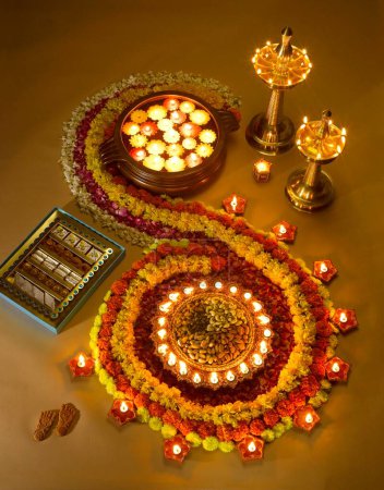 Foto de Lámparas de aceite Diyas dulces y arreglos florales para el festival diwali; India - Imagen libre de derechos