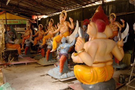 Téléchargez les photos : Vue de l'atelier Chitrashala de fabrication de grandes idoles du seigneur Ganesh pour le festival Ganpati à Lalbaug, Bombay Mumbai, Maharashtra, Inde - en image libre de droit