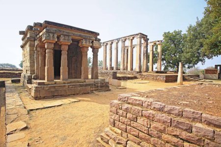 Templo no 40 Diseño griego al sur de la estupa 1 fechado alrededor del siglo VII dC con sala de oración Chaitya o sala de reuniones en el fondo, Sanchi, Bhopal, Madhya Pradesh, India