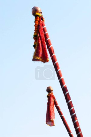 Dos Gudi levantados en fila para celebrar el festival Gudi padva, Thane, Maharashtra, India