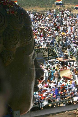 Téléchargez les photos : Dévots pour mahamasthakabhisheka Festival Jain de saint bhagwan gomateshwara bahubali, Shravanabelagola, Karnataka, Inde Février 2006 - en image libre de droit