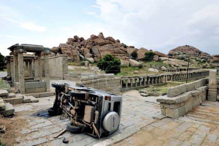 Foto de Accidente de coche cerca del templo de Krishna Hampi Karnataka India Asia octubre 2010 - Imagen libre de derechos