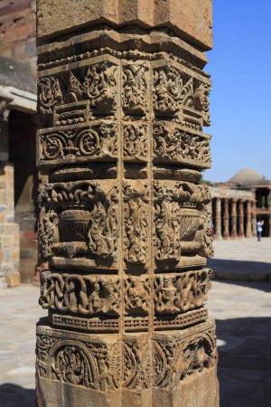 Téléchargez les photos : Mosquée Quwwat _ ul _ Islam et détails des piliers dans le complexe Qutab Minar construit en 1311, Delhi, Inde Patrimoine mondial de l'UNESCO - en image libre de droit