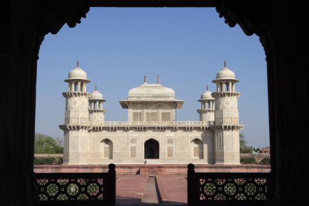 Téléchargez les photos : Itimad _ ud _ Daula tombeau mausolée de marbre blanc construit entre 1600 et 1700 par l'empereur moghol, Agra, Uttar Pradesh, Inde - en image libre de droit