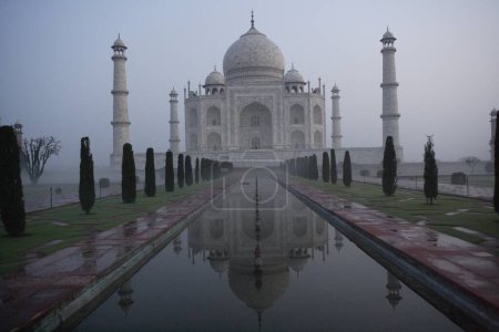 Foto de Taj Mahal vista antes del amanecer Séptimas Maravillas del Mundo, Agra, Uttar Pradesh, India Patrimonio de la Humanidad por la UNESCO - Imagen libre de derechos