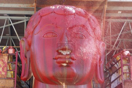Foto de Vermellón de agua vertiendo en dieciocho metros de altura estatua del santo bhagwan gomateshwara bahubali en mahamasthakabhisheka Jain festival, Shravanabelagola en Karnataka, India Febrero _ 2006 - Imagen libre de derechos