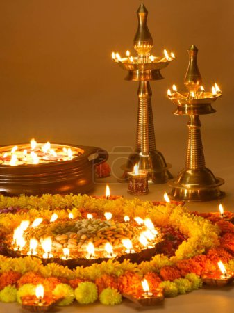 Lámparas de aceite Diyas y arreglo de flores para el festival diwali; India