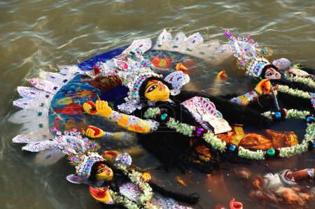 Téléchargez les photos : Idole flottante de la déesse durga dans la rivière sur le festival durga puja, Howrah, Bengale occidental, Inde 28 _ September _ 2009 - en image libre de droit