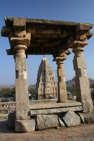 Téléchargez les photos : Ancien monument et temple Hampi, ruines de Hampi Vijayanagar, Karnataka, Inde - en image libre de droit